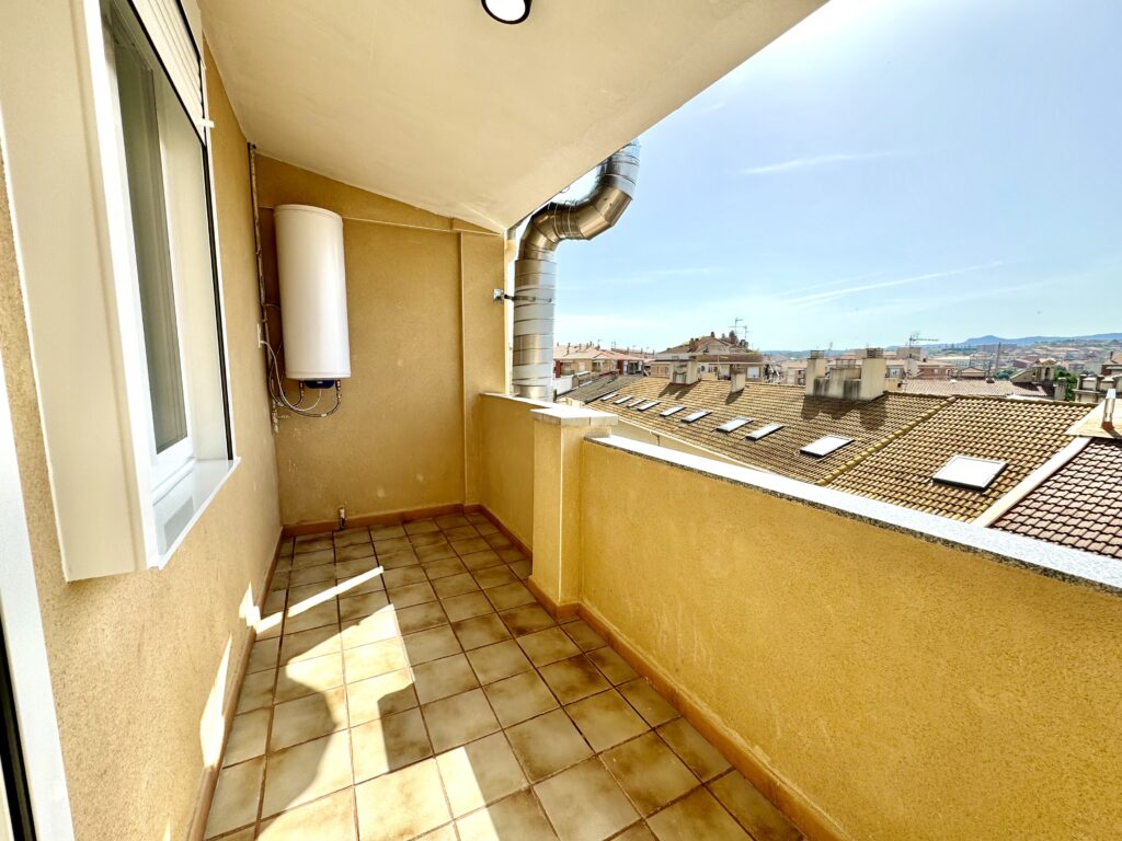 Balcón de un piso en venta en Manresa con vistas despejadas, comercializado por Finques24.